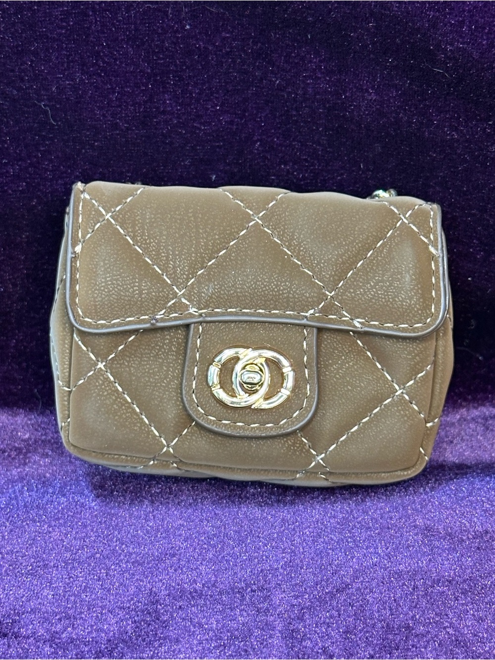 SUMMER FLASH — taupe quilted mini flap bag charm, gold crossbody chain 🐥